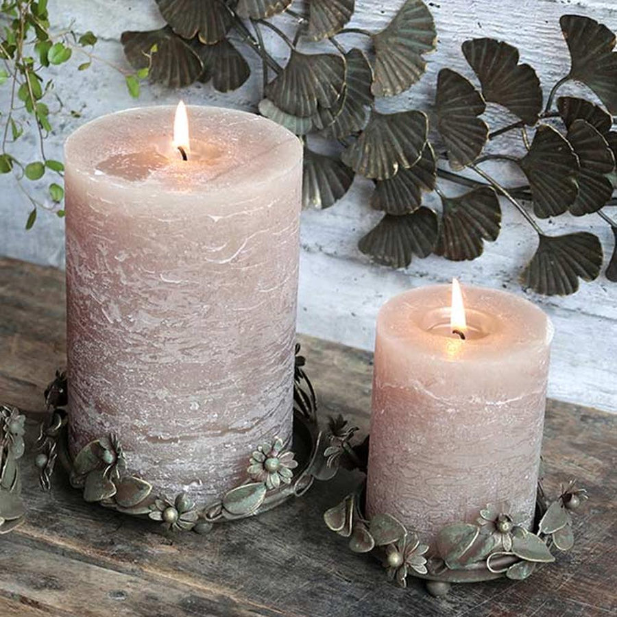 Vintage stílusú, antikolt felületű, fém virágokkal és levelekkel díszített antik réz színű gyertyatartó tálca