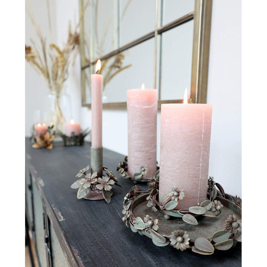 Vintage stílusú, antikolt felületű, fém virágokkal és levelekkel díszített antik réz színű gyertyatartó tálca.