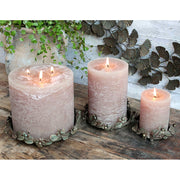 Vintage stílusú, antikolt felületű, fém virágokkal és levelekkel díszített antik réz színű gyertyatartó tálca.