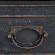 Rusztikus vidéki vintage stílusú, 152 cm hosszú, antik fekete színű, 8 fiókos, 4 ajtós dekoratív fém szatócs komód