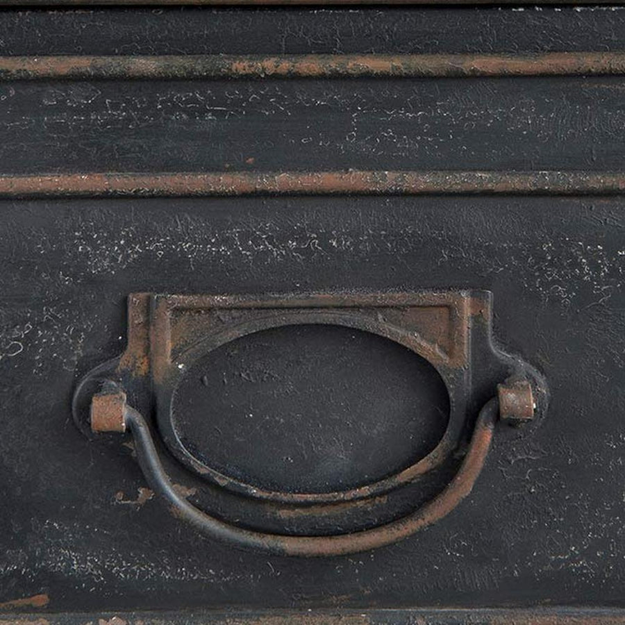 Rusztikus vidéki vintage stílusú, 152 cm hosszú, antik fekete színű, 8 fiókos, 4 ajtós dekoratív fém szatócs komód