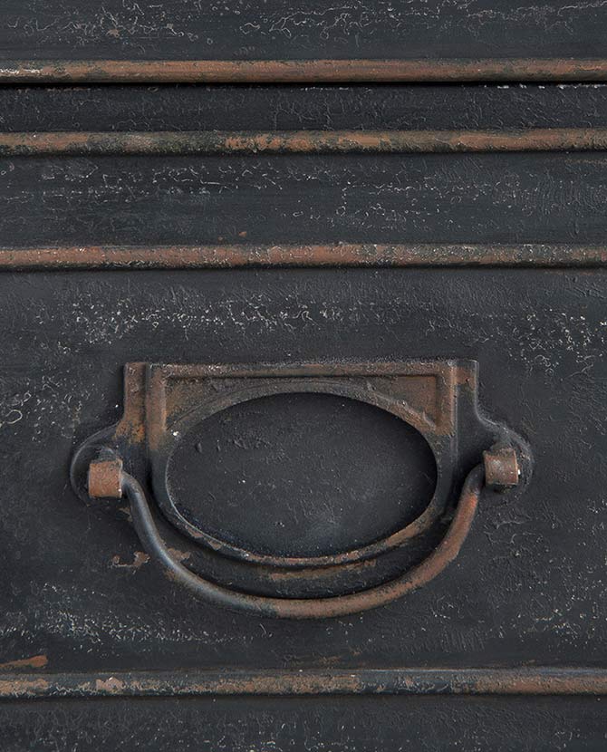 Rusztikus vidéki vintage stílusú, 152 cm hosszú, antik fekete színű, 8 fiókos, 4 ajtós dekoratív fém szatócs komód