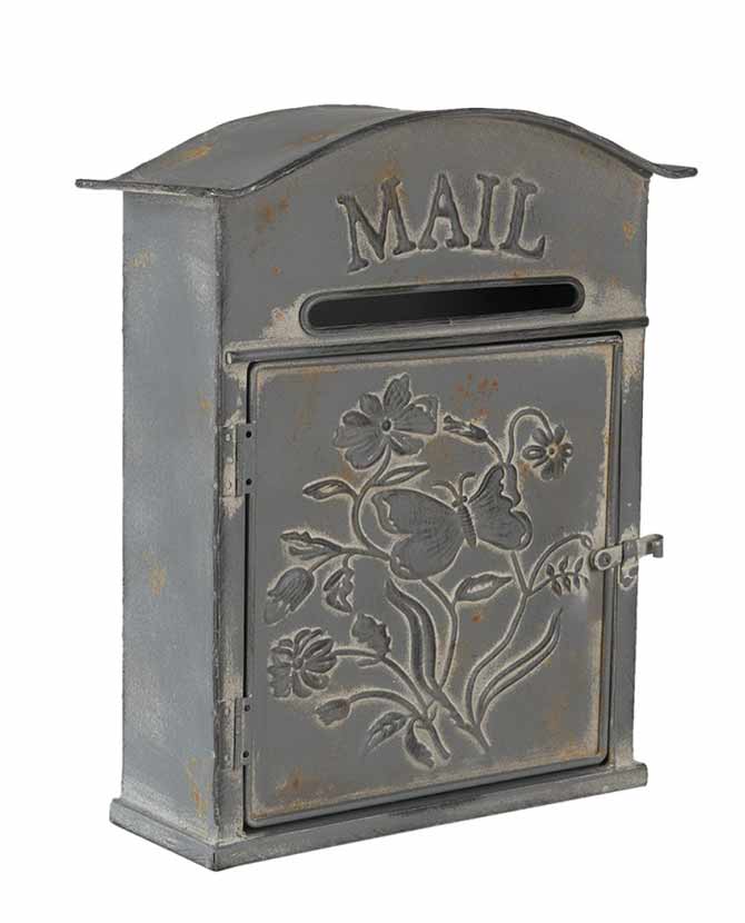 Vintage stílusú, fémből készült, lepkés és növényi dombormintával díszített, "Mail" feliratú antikolt szürke színű postaláda 