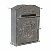 Vintage stílusú, fémből készült, lepkés és növényi dombormintával díszített, "Mail" feliratú antikolt szürke színű postaláda 