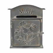 Vintage stílusú, fémből készült, lepkés és növényi dombormintával díszített, "Mail" feliratú antikolt szürke színű postaláda 