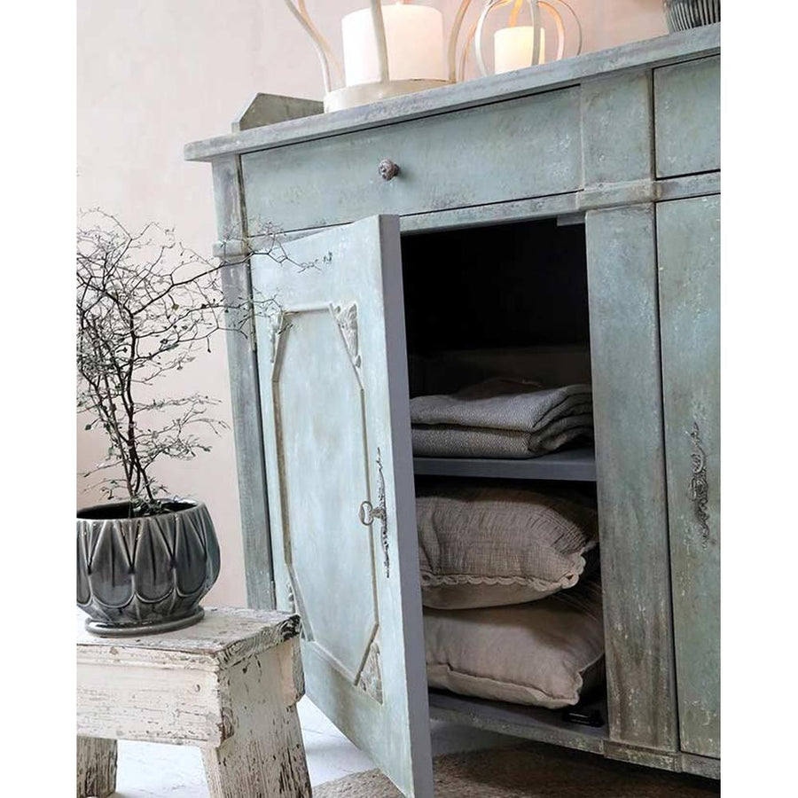 Vintage provanszi stílusú, 153 cm hosszú és 112 cm magas, fenyőfából készült, kétfiókos és kétajtós, antikolt patinás felületű nagy tálaló