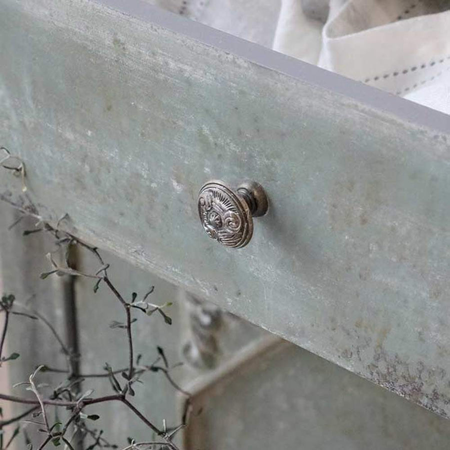 Vintage provanszi stílusú, 153 cm hosszú és 112 cm magas, fenyőfából készült, kétfiókos és kétajtós, antikolt patinás felületű nagy tálaló