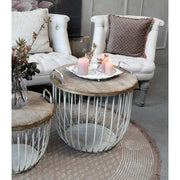 Francia stílusú vintage fotel masszív tölgyfa lábakkal, ekrü színű, gombbehúzásos technikával díszített tűzálló pamutvászon kárpittal romantikus stílusú nappaliban loft dohányzóasztallal 