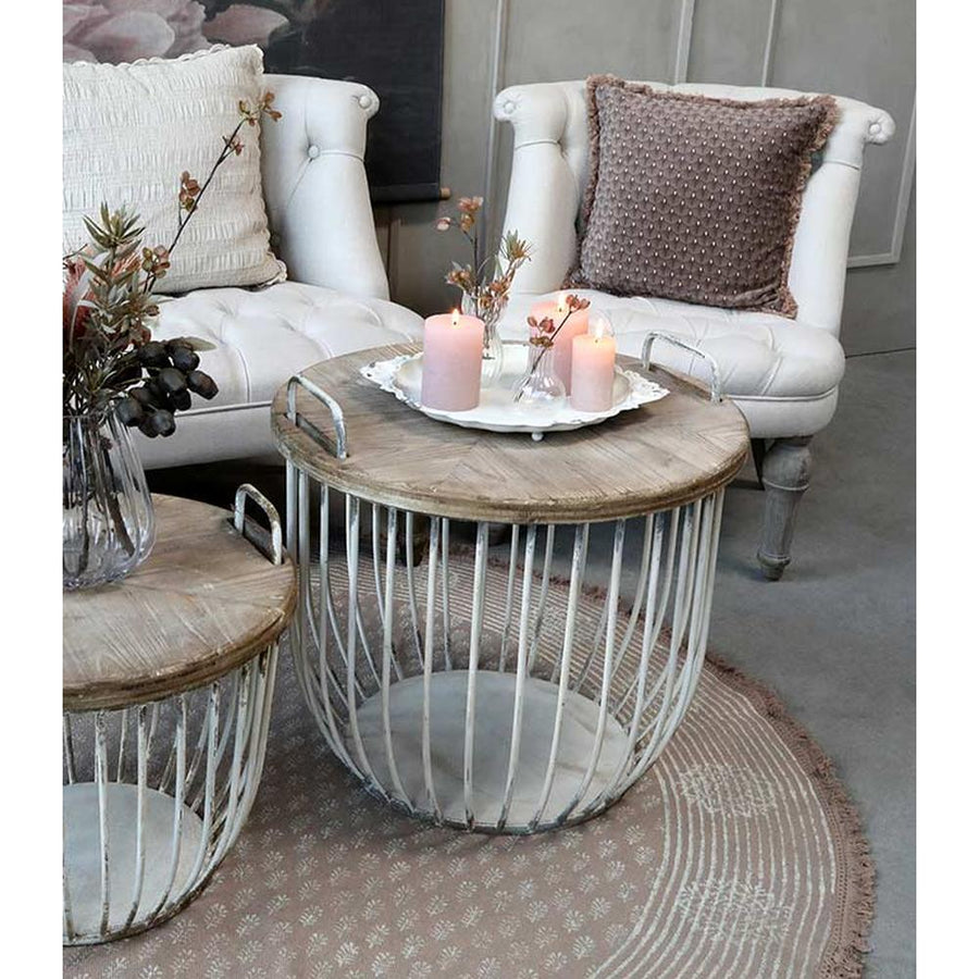 Francia stílusú vintage fotel masszív tölgyfa lábakkal, ekrü színű, gombbehúzásos technikával díszített tűzálló pamutvászon kárpittal romantikus stílusú nappaliban loft dohányzóasztallal 