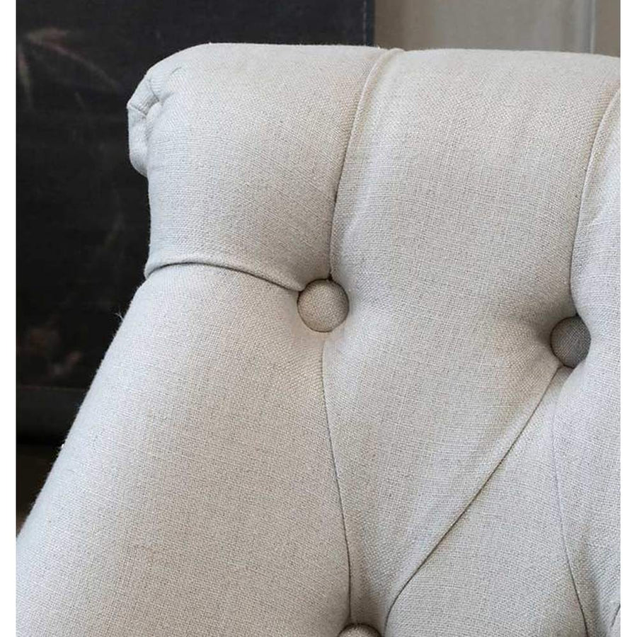 Francia stílusú vintage fotel masszív tölgyfa lábakkal, ekrü színű, gombbehúzásos technikával díszített tűzálló pamutvászon kárpittal