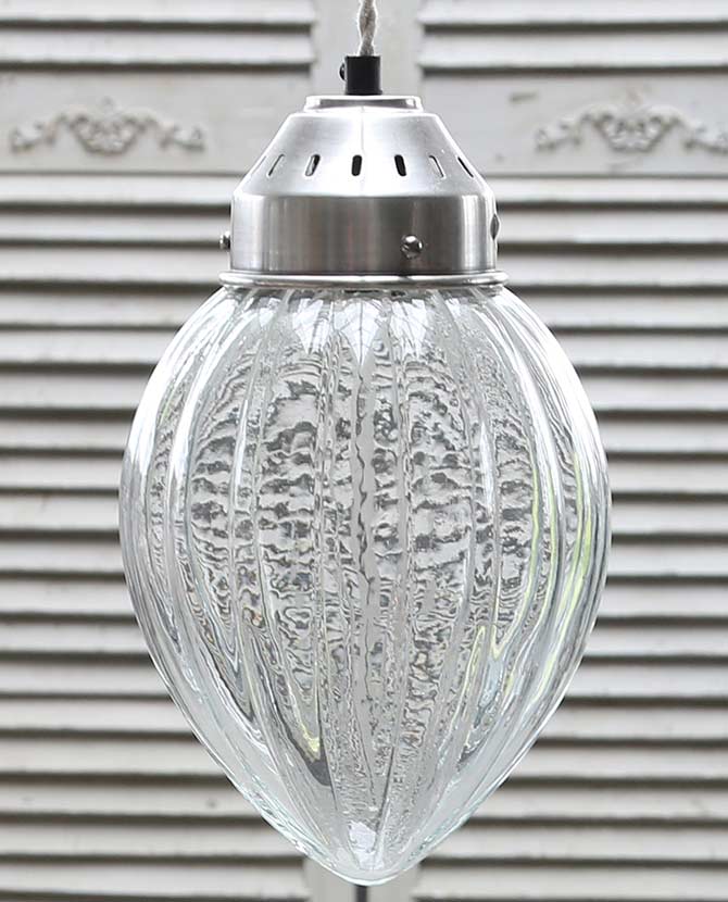 Vintage, vidéki stílusú bordázott üvegbúrás függeszték lámpa fém foglalattal