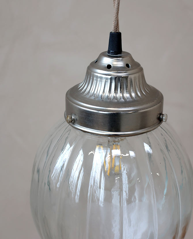 Vidéki, vintage stílusú, 30 cm magas, bordázott kézműves üvegű, csepp alakú függeszték lámpa