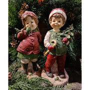 Vintage karácsonyi téli kisfiú és kislány zöld fenyő előtt