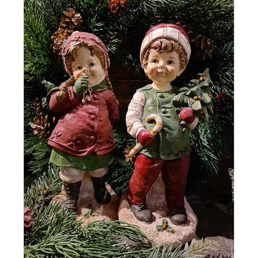 Vintage karácsonyi téli kisfiú és kislány zöld fenyő előtt