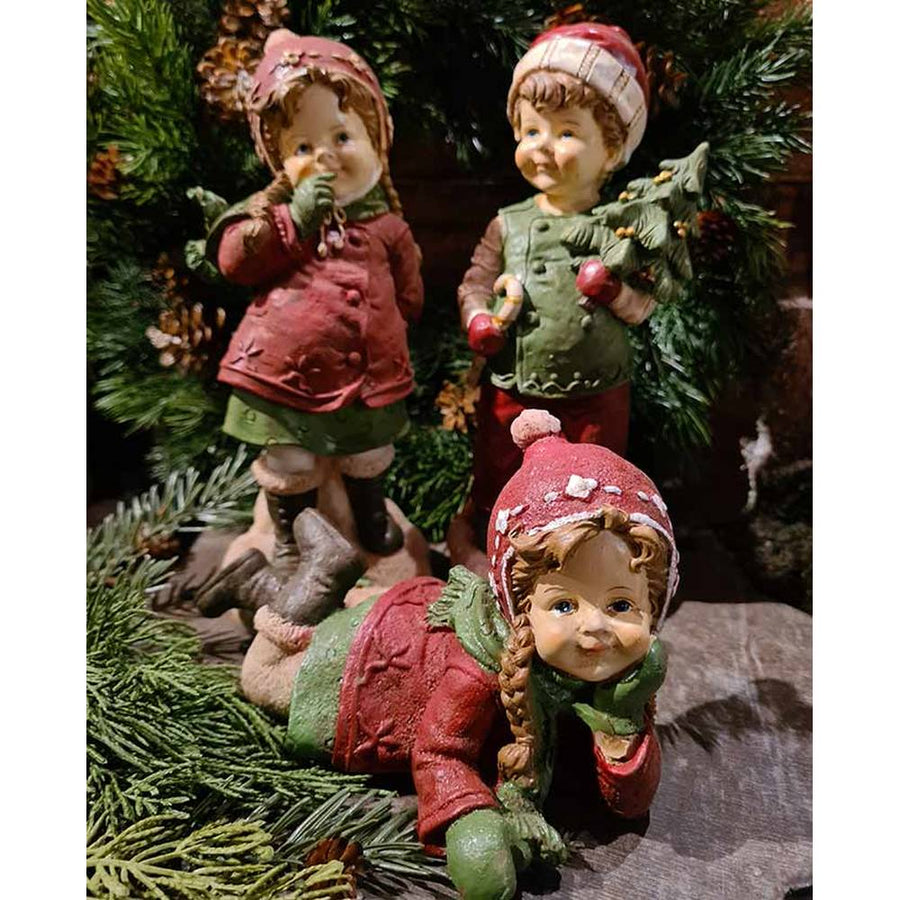 Vintage karácsonyi téli kisfiú és kislány zöld fenyő előtt