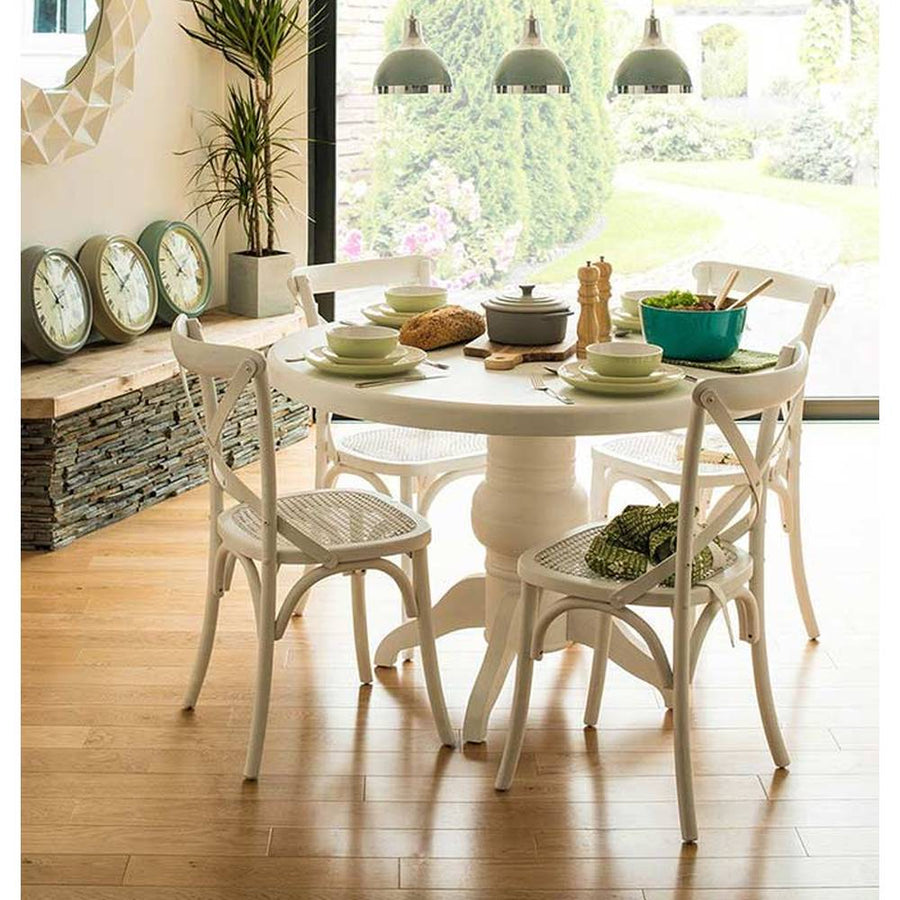 Fehér színű vintage étkezőgarnitúra modern térben. 