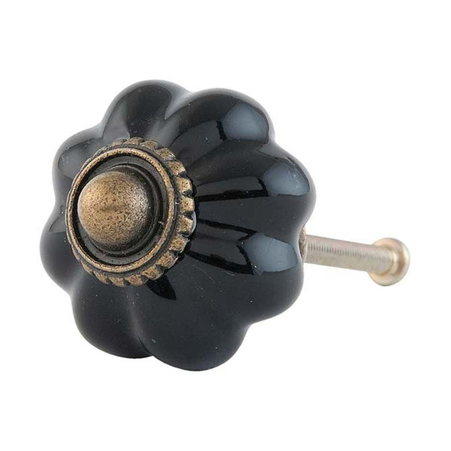 Vintage stílusú, 3 cm átmérőjű, bordázott kialakítású fekete színű kerámia fiókgomb.