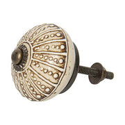 Vintage stílusú, 4 cm átmérőjű, barna mintával díszített, bézs színű kerámia fiókgomb.