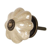 Vintage stílusú, 4 cm átmérőjű, bordázott kialakítású krém színű kerámia fiókgomb.