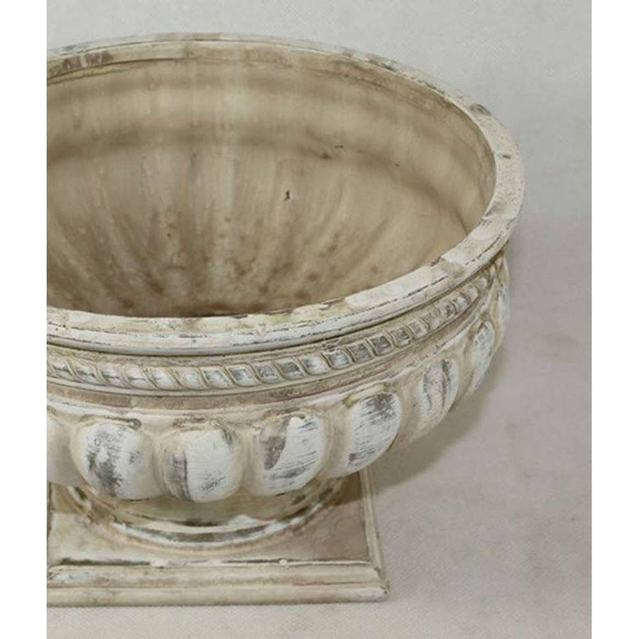 Vintage stílusú, antikolt krém színű, 22 cm átmérőjű, öblös kialakítású talpas kerámiakaspó