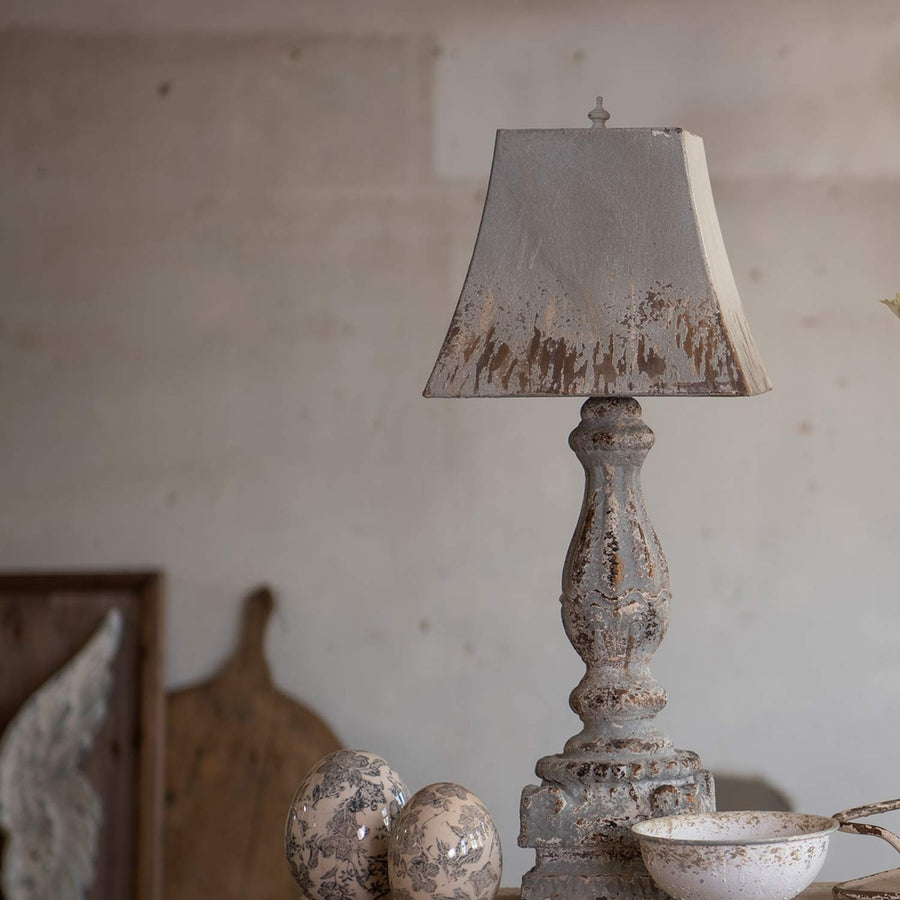 Antikolt mázas, szürke színű növényi motívummal díszített kerámia tojás.