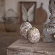 Antikolt mázas, szürke színű növényi motívummal díszített kerámia tojás.