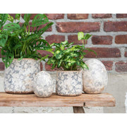 Antikolt mázas, szürke színű növényi motívummal díszített kerámia tojás.