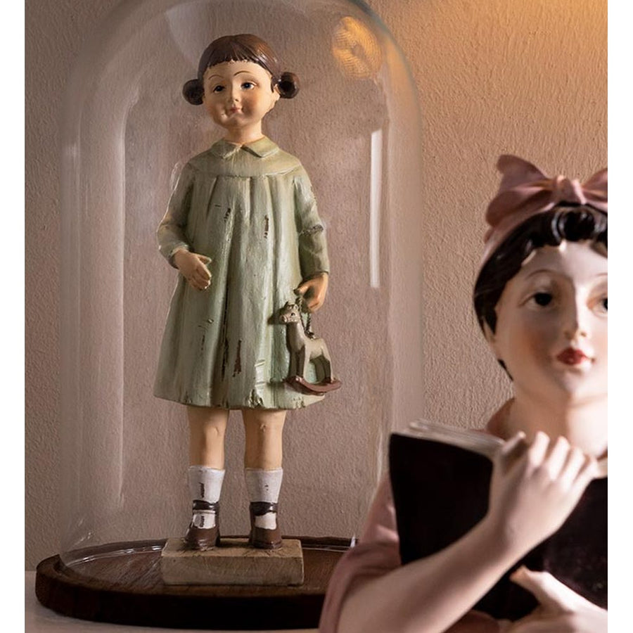 Vintage stílusú, antikolt felületű kislányfigura babával