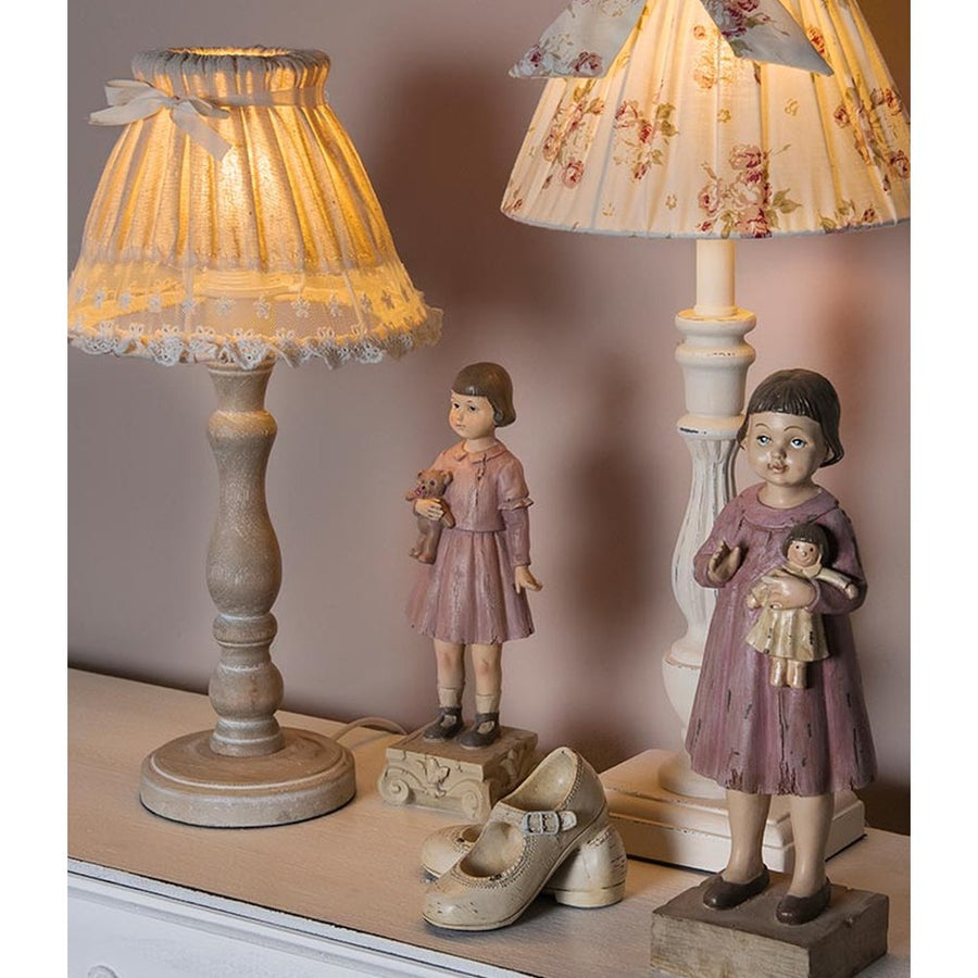 Vintage stílusú, antikolt felületű kislányfigura babával