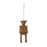 Vintage stílusú, 10 cm magas, függeszthető kialakítású, barna színű, fa hatású maci figura.