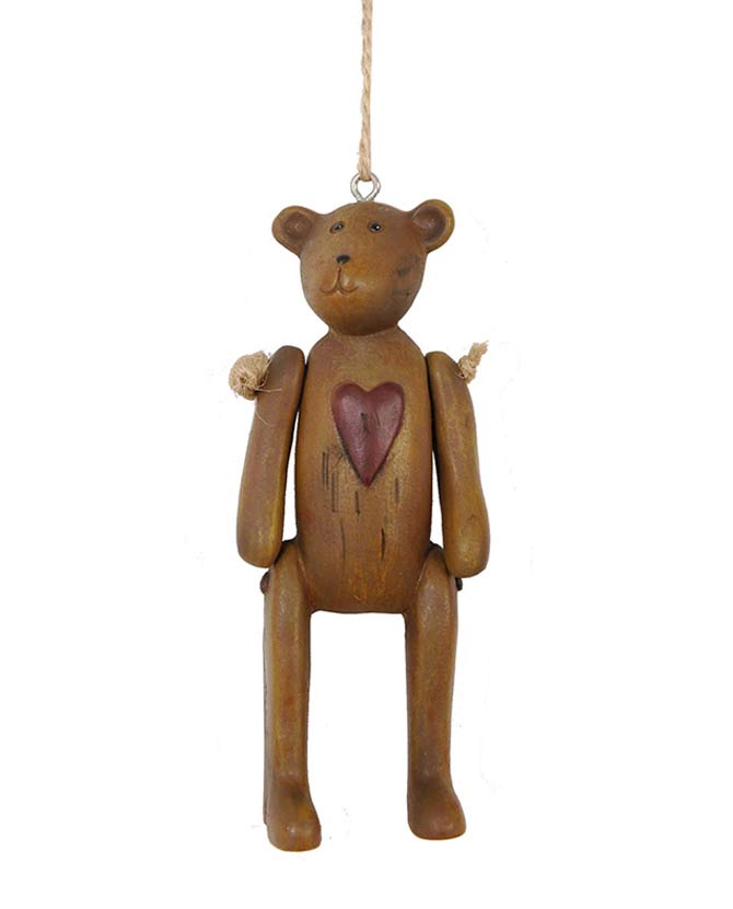 Vintage stílusú, 10 cm magas, függeszthető kialakítású, barna színű, fa hatású maci figura.
