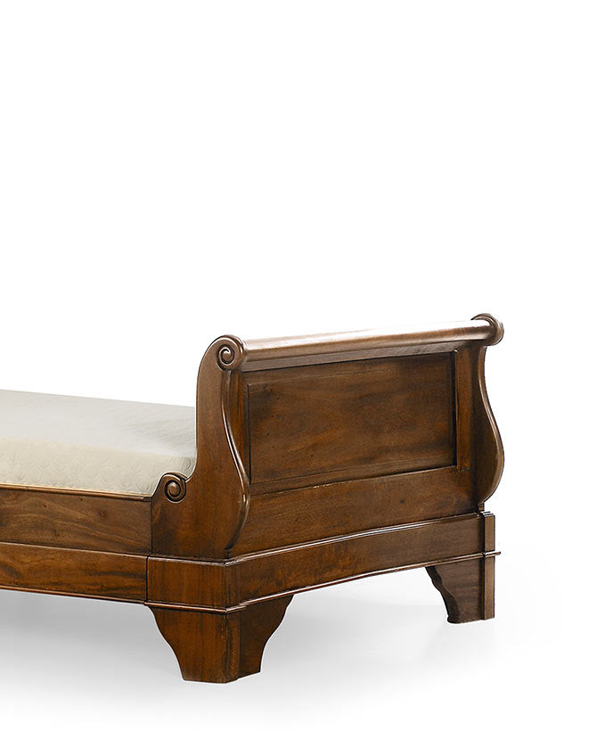 Vintage stílusú, mahagóni fából készült, kézműves ágy
