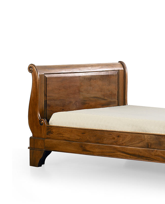 Vintage stílusú, mahagóni fából készült, kézműves ágy