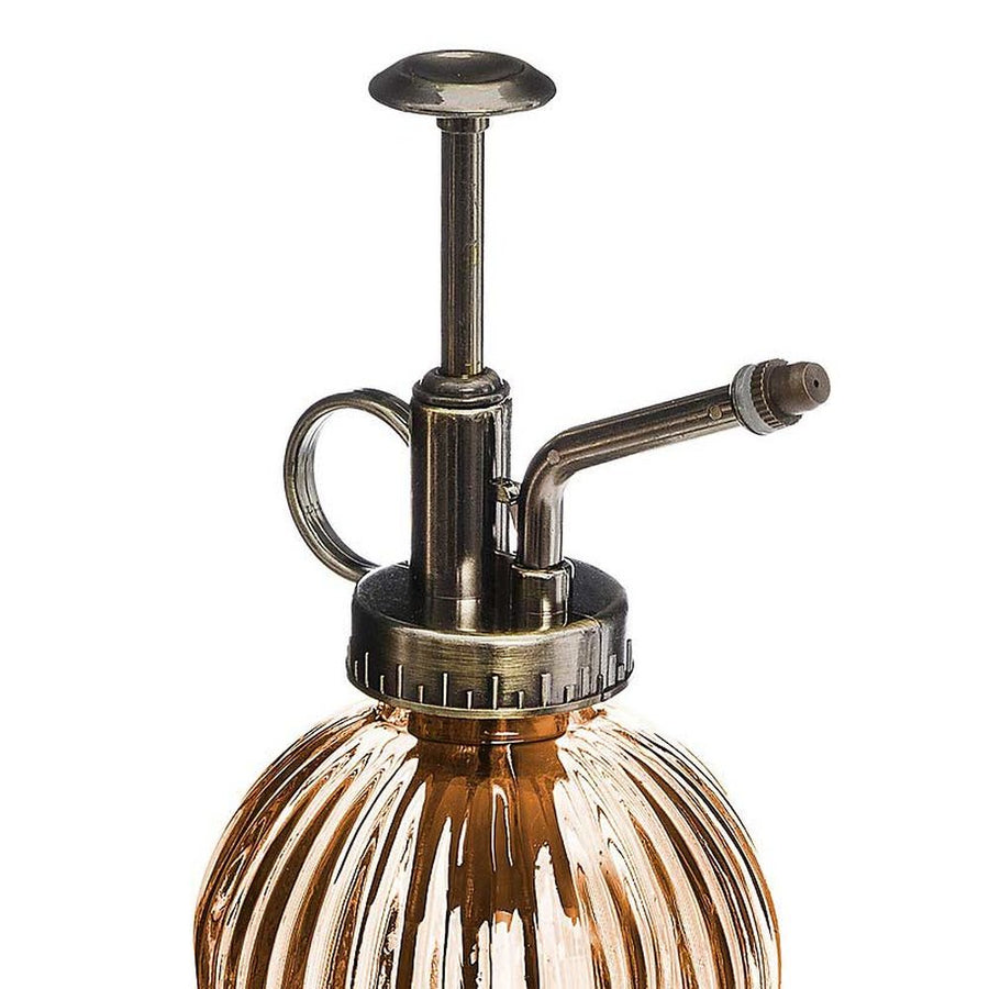 Vintage stílusú,, borostyán színű, bordázott üvegből készült növényi permetező, réz színű, műanyag szórófejjel.