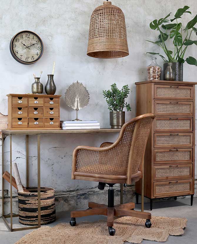 Nyírfából és rattanból készült, vidéki vintage stílusú, natúr színű, irodai forgószék állítható ülésmagassággal.