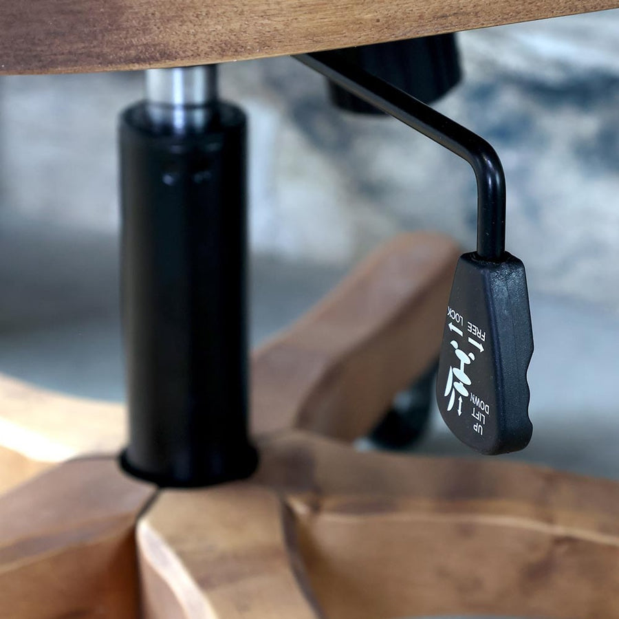 Nyírfából és rattanból készült, vidéki vintage stílusú, natúr színű, irodai forgószék állítható ülésmagassággal.