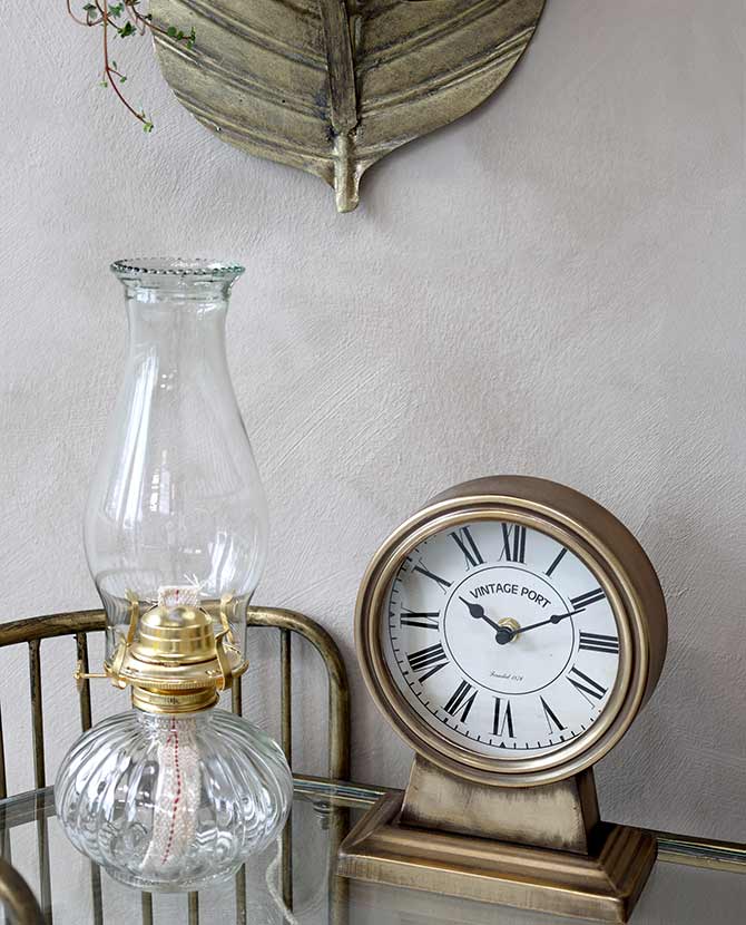 Vidéki vintage stílusú,, üveg petróleumlámpa , asztali órával.