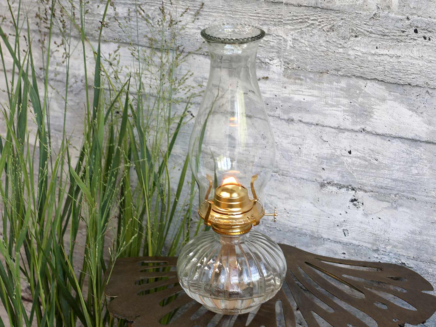 Vidéki vintage stílusú,, üveg petróleumlámpa .