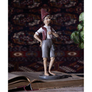 Vintage stílusú, tarisznyát viselő Pinokkió-figura.