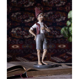 Vintage stílusú, tarisznyát viselő Pinokkió-figura.