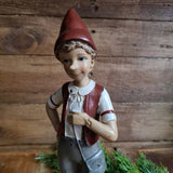 Vintage stílusú, tarisznyát viselő Pinokkió-figura.
