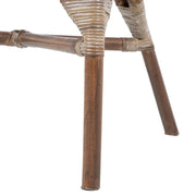 Vintage stílusú, természetes rattanból készült, bézs és barna színű kézműves karosszék lába.