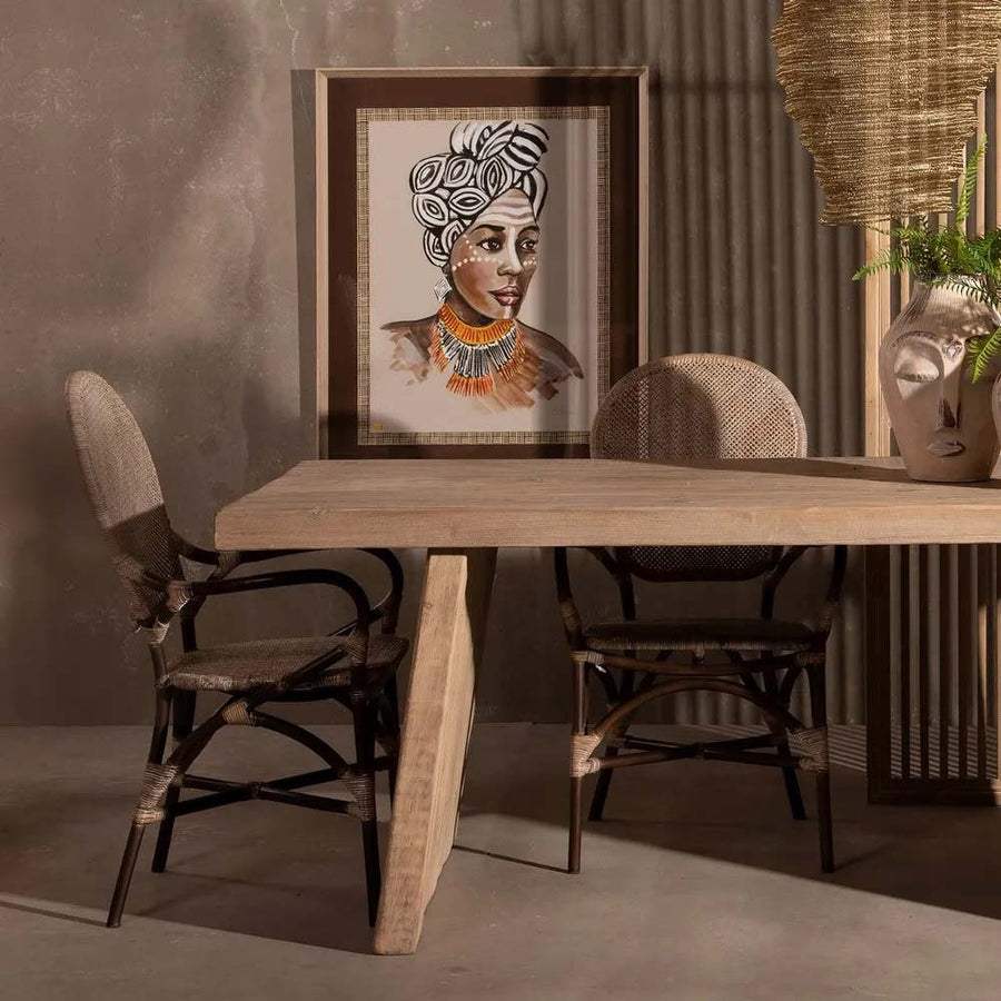 Vintage stílusú, természetes rattanból készült, bézs és barna színű kézműves karosszék, masszív natúr színű étkezőasztallal, afrikai bennszülött kepéével..