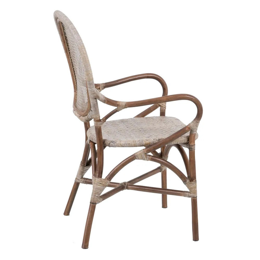 Vintage stílusú, természetes rattanból készült, bézs és barna színű kézműves karosszék.