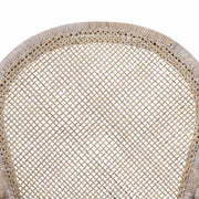 Vintage stílusú, természetes rattanból készült, bézs és barna színű kézműves karosszék, háttámlája.