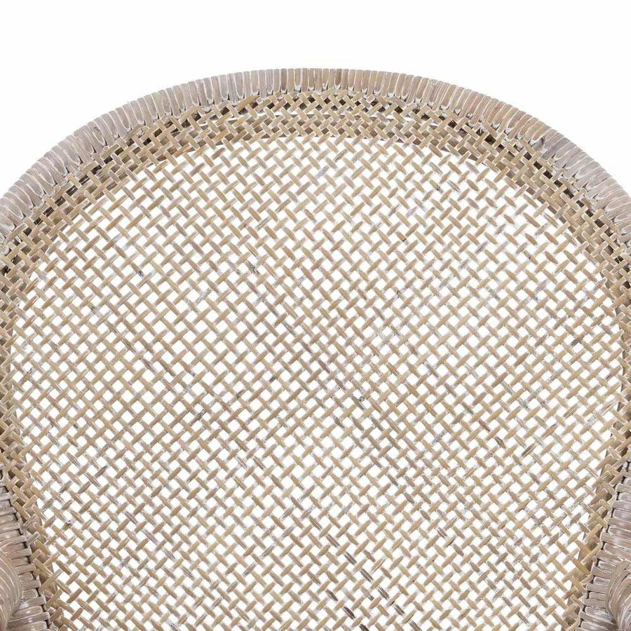 Vintage stílusú, természetes rattanból készült, bézs és barna színű kézműves karosszék, háttámlája.