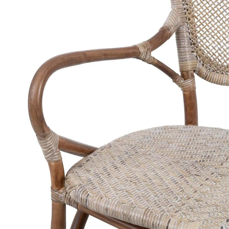 Vintage stílusú, természetes rattanból készült, bézs és barna színű kézműves karosszék karfája.