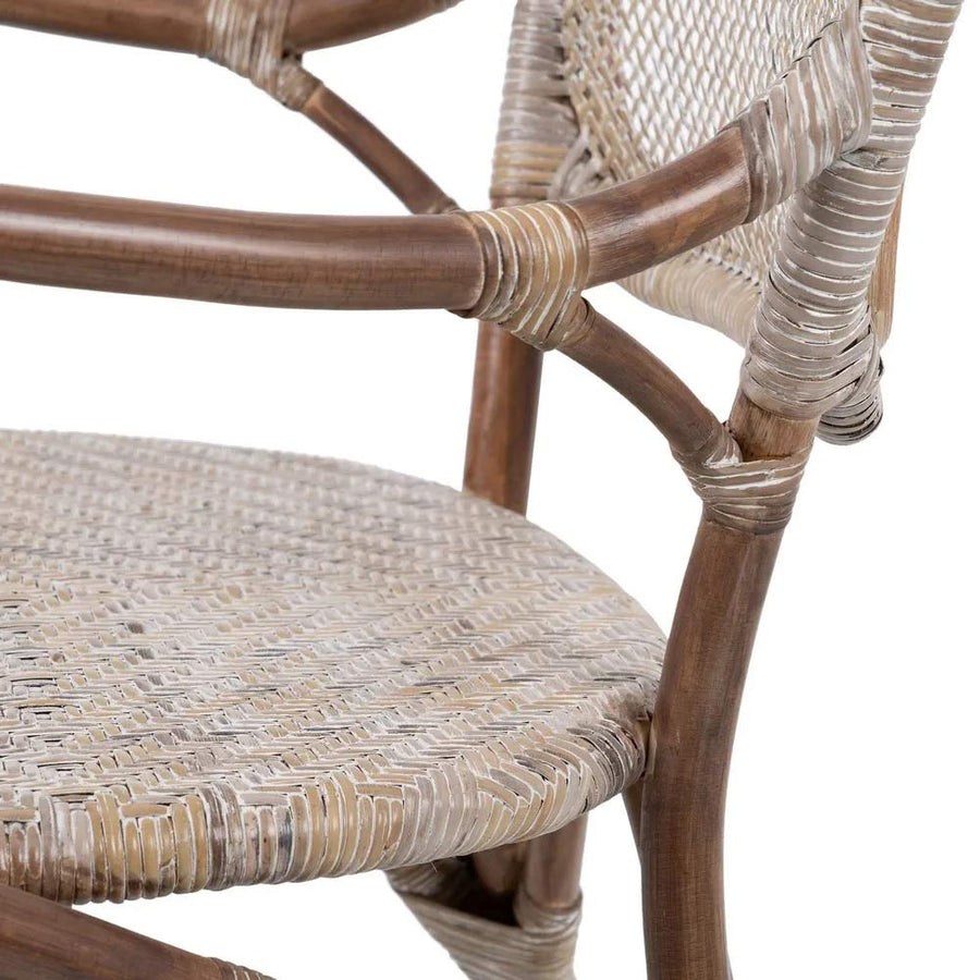 Vintage stílusú, természetes rattanból készült, bézs és barna színű kézműves karosszék.