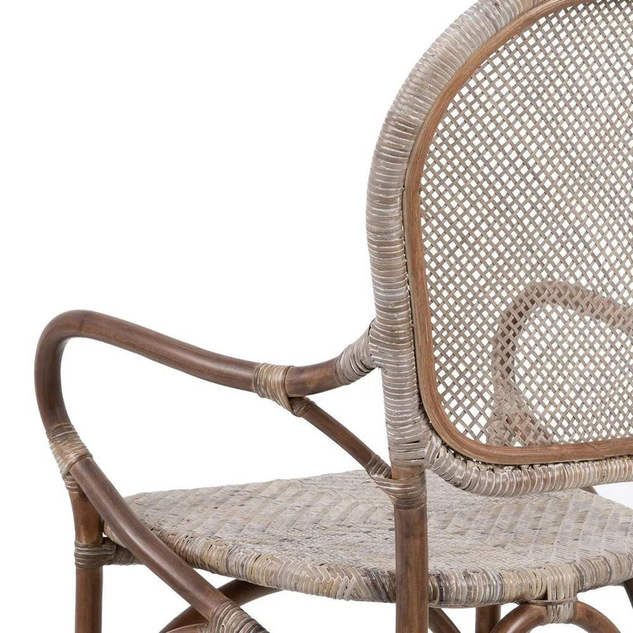 Vintage stílusú, természetes rattanból készült, bézs és barna színű kézműves karosszék.