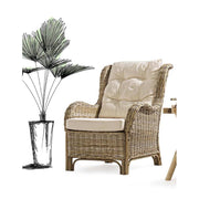 Vintage stílusú, rattanból készült fonott kerti fotel, ekrü színű ülő- és hátpárnával.